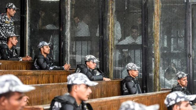 Αίγυπτος: Μαζική θανατική καταδίκη για 75 κρατούμενους – Συμμετείχαν στη διαδήλωση Ραμπάα που πνίγηκε στο αίμα